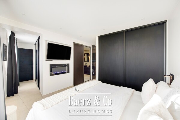 photo 6 Renovated 2-bedroom apartment for sale – Saint-Raphaël city centre – large south-facing terrace – 2 en-suite bedrooms