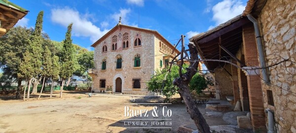 photo 2 Historic Modernist Country House with Vineyard