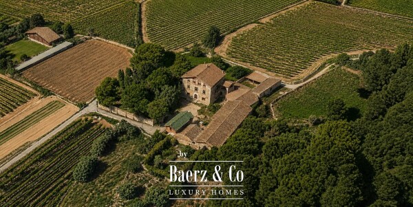 photo 2 Historic Modernist Country House with Vineyard