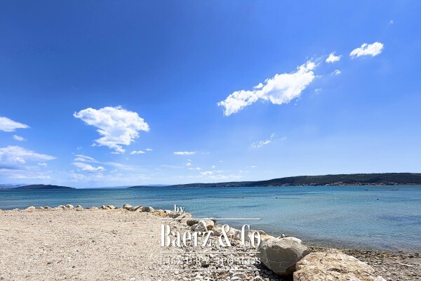 photo 2 Kaštel Štafilić, house on a spacious plot of land in the first row to the sea