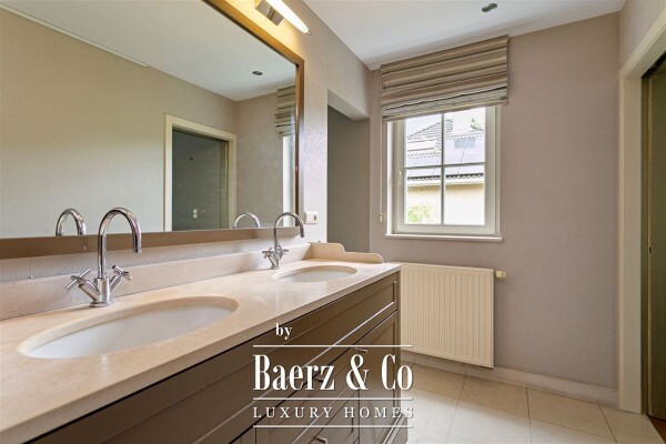 photo 20 Gelegen in doodlopende straat 6slpk,3badks!