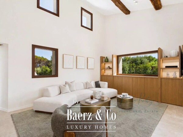 photo 9 Elegant 5-Bedroom Villa with Pool in Castellaras Aréa