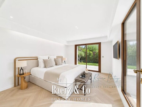 photo 15 Elegant 5-Bedroom Villa with Pool in Castellaras Aréa