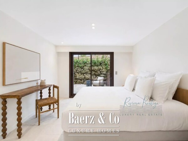 photo 18 Elegant 5-Bedroom Villa with Pool in Castellaras Aréa