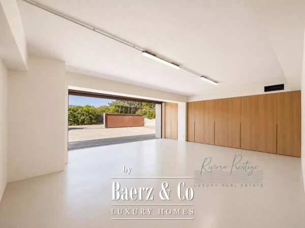 photo 20 Elegant 5-Bedroom Villa with Pool in Castellaras Aréa