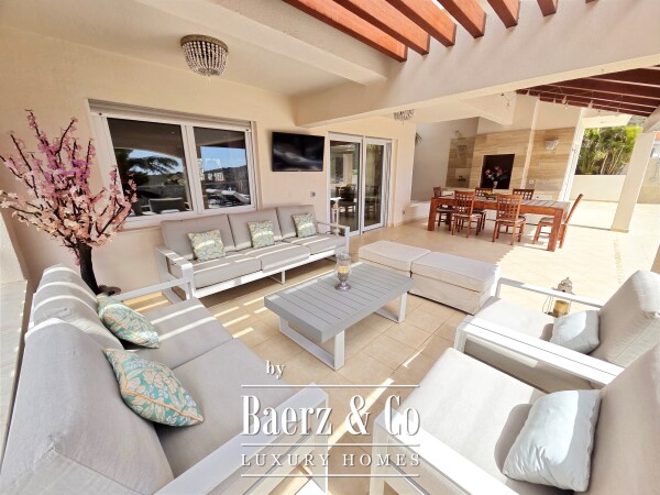 photo 2 Exclusive villa situated in prestigious residential area Tenerife